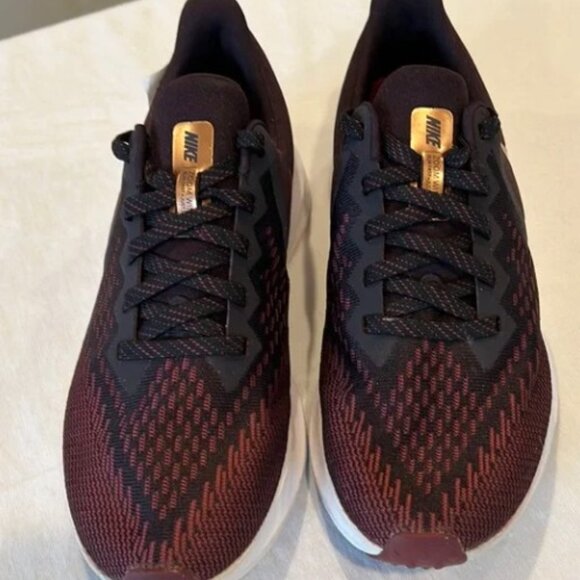 Nike Zoom Winflow Running shoes in light and dark maroon gold metallic swoosh - Picture 3 of 3